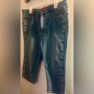 Rhinestone Embroidery Capri Jeans